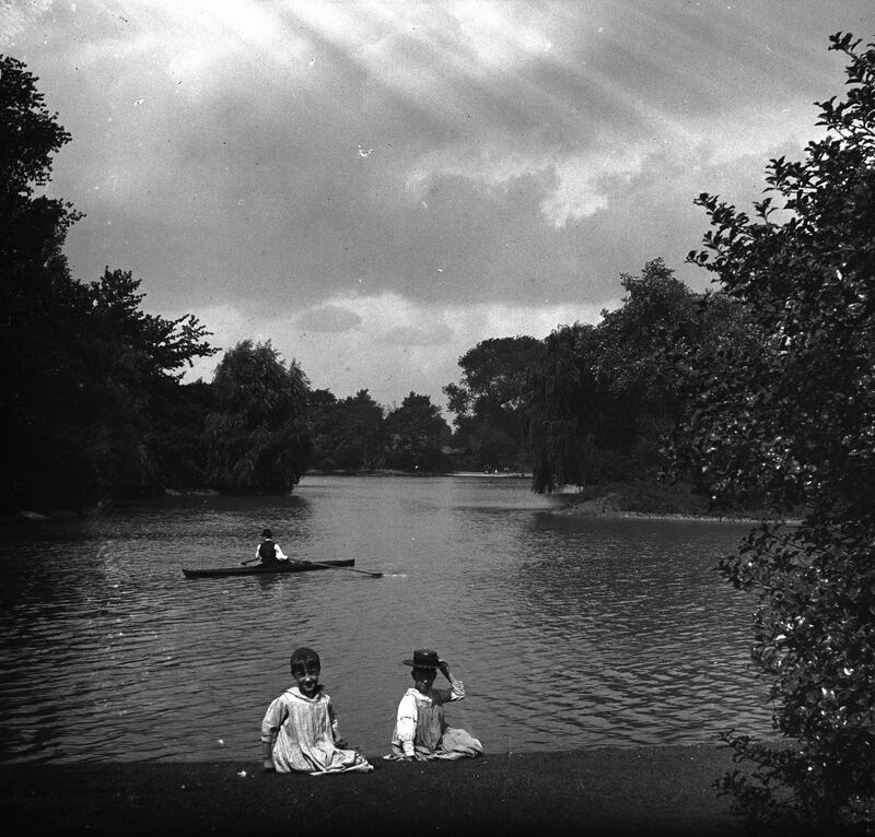 Two children on the bank of Battersea Park boating lake in south London, circa 1897. (Photo by London Stereoscopic Company/Hulton Archive/Getty Images)