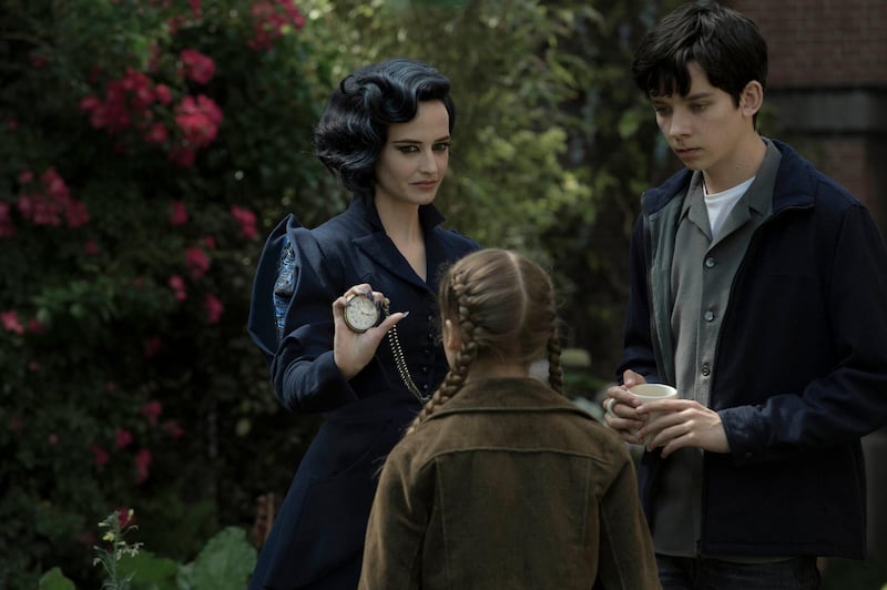 A handout movie still showing Miss Peregrine (Eva Green) demonstrates one of her many time-bending talents to Jake (Asa Butterfield) and Fiona (Georgia Pemberton). (Jay Maidment / Twentieth Century Fox) *** Local Caption ***  al20se-movies-peregrine.jpg