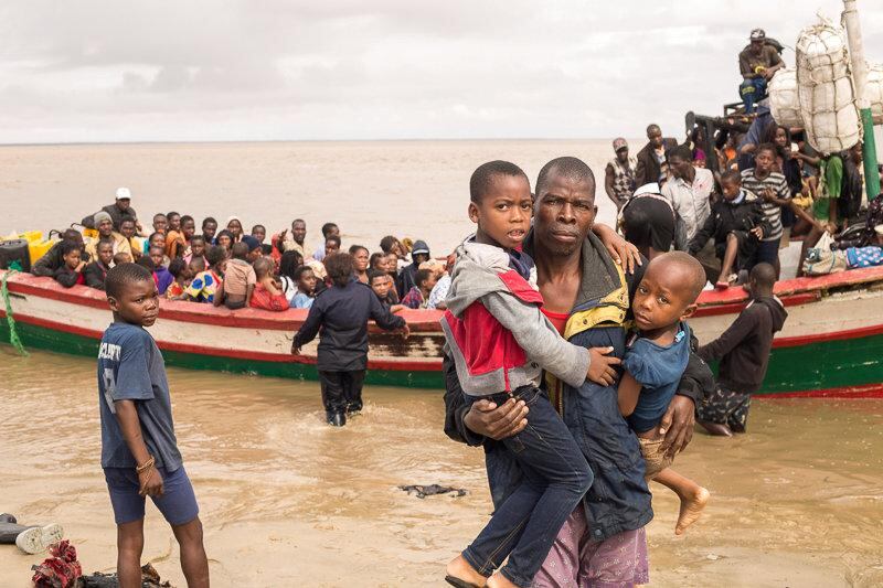 Survivors of Cyclone Idai arrive to an evacuation centre in Beira. Red Cross Red Crescent Climate Centre / Reuters