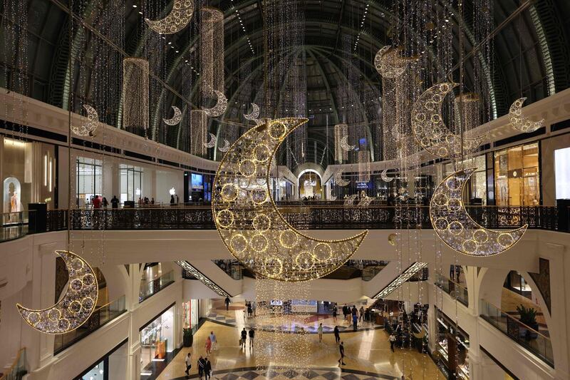 This picture taken on April 13, 2021 shows a view of traditional crescent moon decoration at mall of Emirates in Dubai on the first day of the Muslim holy fasting month of Ramadan. / AFP / GIUSEPPE CACACE
