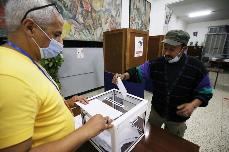 epa08791514 An Algerian man casts his ballot at a polling station during a vote for a revised constitution, in Algiers, Algeria, 01 November 2020.  Algerian voters will decide in a referendum about amendements in the counsitution.  EPA/STR