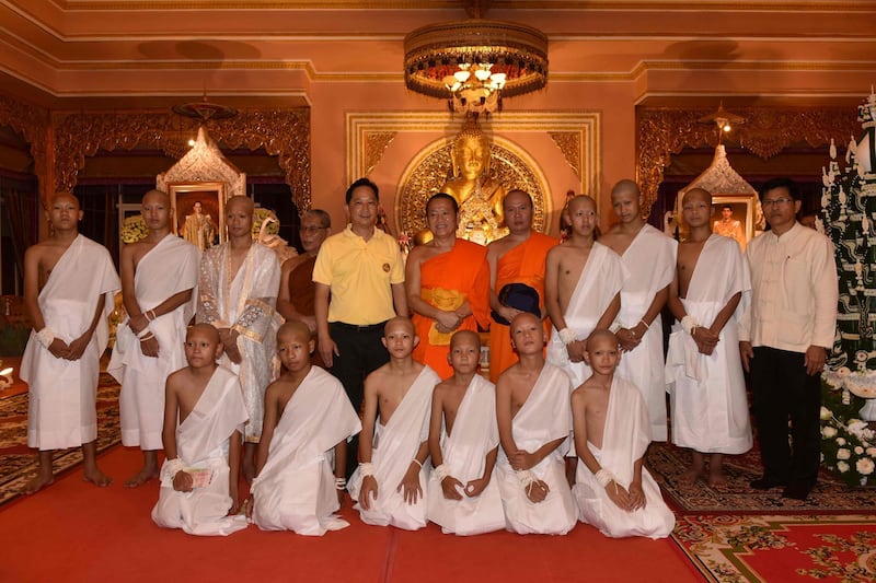 The rescued 11 Thai boys wear white robes pose with Buddhist monks at the Phra That Doi Wao Buddhist temple in the Mae Sai district of Chiang Rai province during the religious ordination ceremony on July 24, 2018. AFP