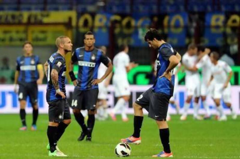 MILAN, ITALY - SEPTEMBER 02: Wesley Sneijder and Diego Milito (R) of FC Inter Milan appear dejected after a Roma goal during the Serie A match between FC Internazionale Milano and AS Roma at San Siro Stadium on September 2, 2012 in Milan, Italy. (Photo by Claudio Villa/Getty Images)