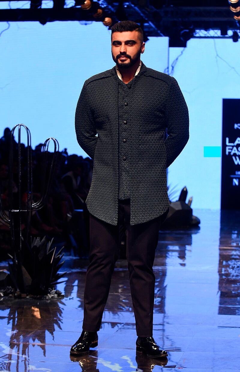 Indian Bollywood actor Arjun Kapoor presents a creation by designer Kunal Rawal at the Lakmé Fashion Week (LFW) Winter Festive 2019 in Mumbai on August 24, 2019.  - XGTY / RESTRICTED TO EDITORIAL USE
 / AFP / Sujit Jaiswal / XGTY / RESTRICTED TO EDITORIAL USE
