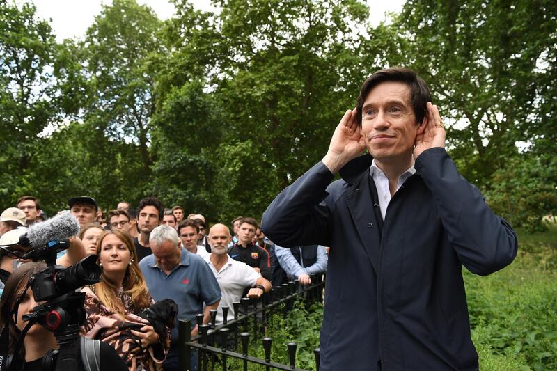 epa07623339 Britain's International Development Secretary, Rory Stewart (R) addresses a crowd gathered at Speaker's corner in Hyde Park in central London, Britain 03 June 2019. Media reports state that Rory Stewart, a contestant in the Conservative Party leadership contest to replace Theresa May as British Prime Minister, is a dark-horse candidate that has hijacked the contest with a surprising social media campaign.  EPA/FACUNDO ARRIZABALAGA