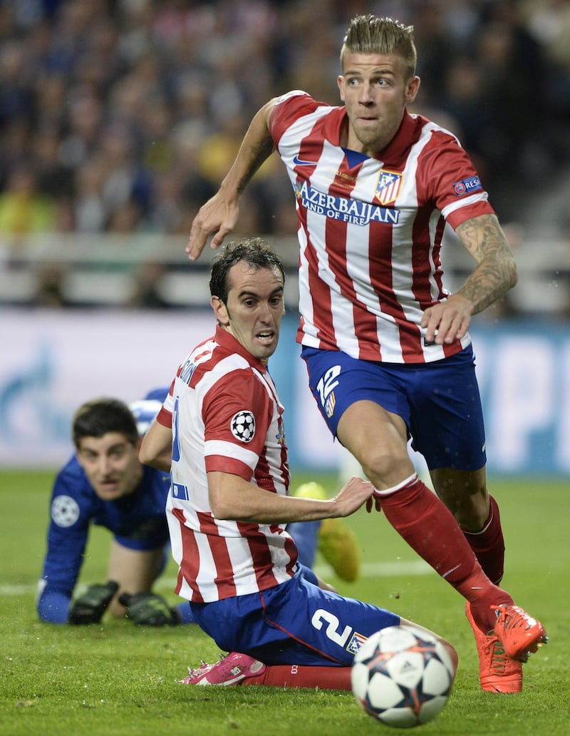 Atletico Madrid's Belgian defender Tobias Alderweireld drives the ball  during the UEFA Champions League Final Real Madrid vs Atletico de Madrid at Luz stadium in Lisbon, on May 24, 2014.   AFP PHOTO/ FRANCK FIFE (Photo by FRANCK FIFE / AFP)