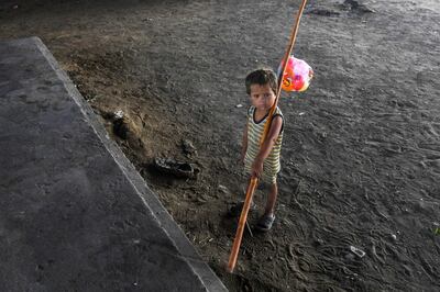 A child sells a balloon during the Eid al-Fitr festival in Karachi on May 24, 2020. Muslims around the world are celebrating the Eid al-Fitr festival, which marks the end of the fasting month of Ramadan. / AFP / Asif HASSAN
