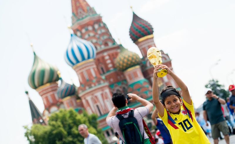 epa06818446 A columbian fan holds up a replica World Cup Trophy on a visit to Red square during the FIFA World Cup in Moscow, Russia, 18 June 2018.  EPA/PETER POWELL