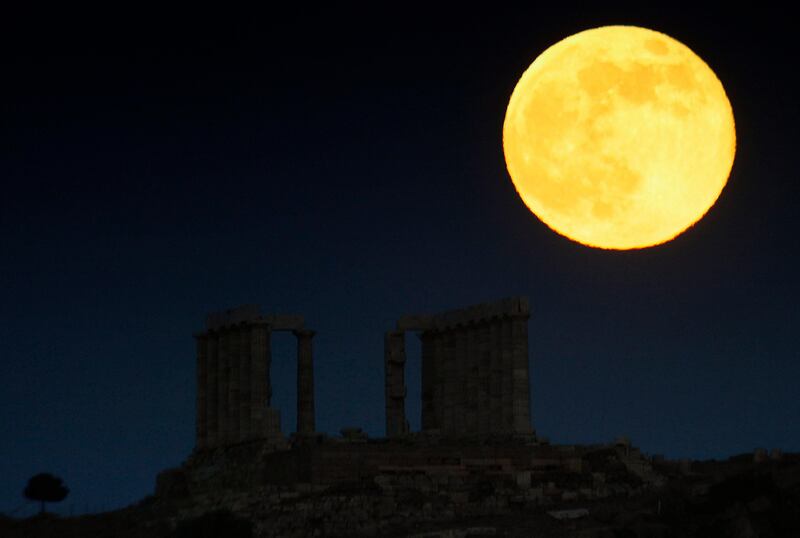 A supermoon rises over the temple of Poseidon, the ancient Greek god of the seas, in Cape Sounion some 60 km (37 miles) east of Athens June 23, 2013. On Sunday a perigee moon coincides with a full moon creating a "super moon" when it will pass by the earth at its closest point in 2013.  REUTERS/Yannis Behrakis (GREECE - Tags: ENVIRONMENT SOCIETY) *** Local Caption ***  YAN02_GREECE-_0623_11.JPG