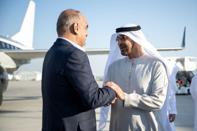 Sheikh Mohamed receives a guest accompanying King Abdullah.