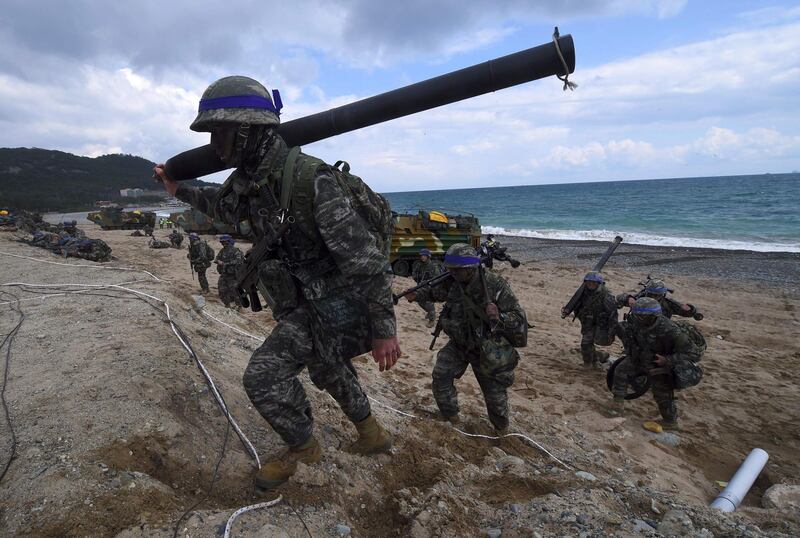 (FILES) This file photo taken on April 2, 2017 shows South Korean Marines moving into position on a beach during a joint landing operation by US and South Korean Marines in the southeastern port of Pohang. The US military has indefinitely postponed major joint exercises with South Korea, an official told AFP on June 14, 2018, acting on President Donald Trump's pledge to halt the "provocative" military drills following his summit with North Korea's Kim Jong Un. / AFP / JUNG Yeon-Je
