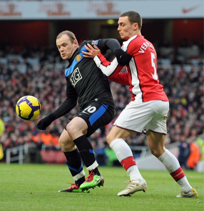 epa02013131 Manchester United's Wayne Rooney (L) battles with Arsenal's Thomas Vermaelen (R) during the English League soccer match, Arsenal vs Manchester United, at The Emirates Stadium in London, Britain, 31 January 2010.  EPA/GERRY PENNY NO ONLINE/INTERNET USE WITHOUT A LICENCE FROM FOOTBALL DATA CO.LTD *** Local Caption ***  02013131.jpg