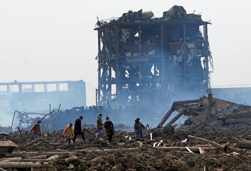 Relatives look for a missing worker at the pesticide plant owned by Tianjiayi Chemical following an explosion, in Xiangshui county, Yancheng, Jiangsu province, China March 23, 2019. REUTERS/Aly Song   TPX IMAGES OF THE DAY