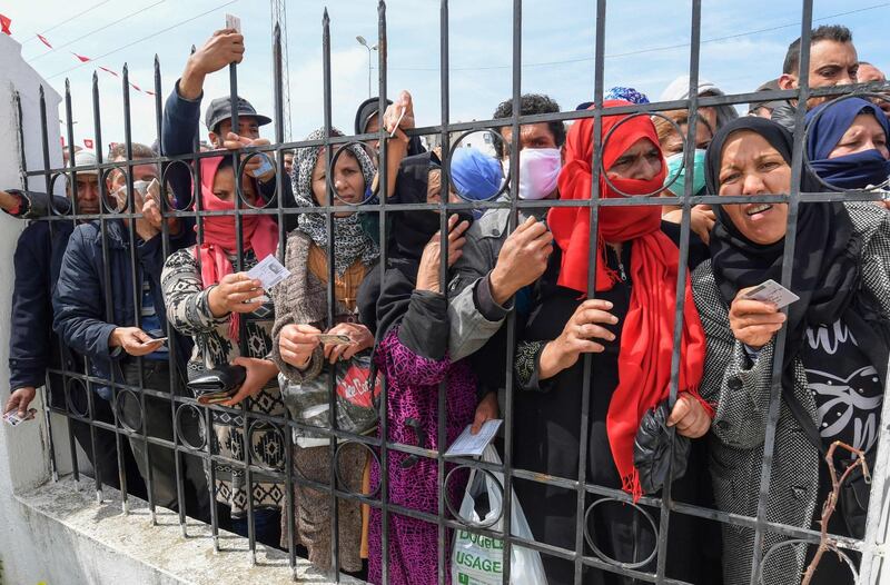 Protests raged against the general confinement and to claim the financial aid promised by the government.   AFP