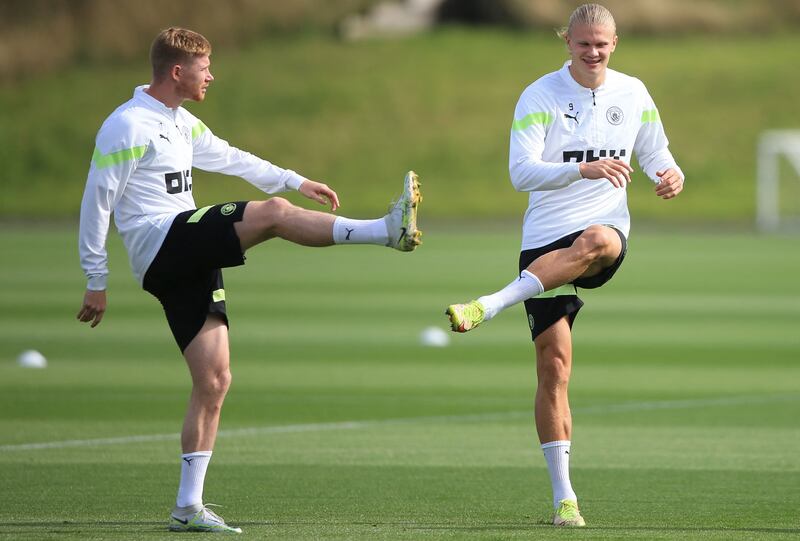 Manchester City's Belgian midfielder Kevin De Bruyne (L) and Manchester City's Norwegian striker Erling Haaland attend a training session on September 13, 2022 at the Manchester City training ground in Manchester on the eve of the UEFA Champions League group G football match between England's Manchester City and Germany's Borussia Dortmund.  (Photo by Lindsey Parnaby  /  AFP)