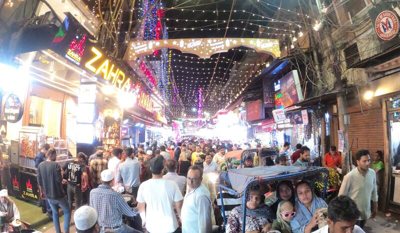 The area remains packed with tourists and epicureans throughout the year, particularly in Bazaar Matia Mahal market where infinite eateries sell Mughal-inspired dishes, it transforms into a tapestry of Hindu-Muslim harmony during Ramadan. 
