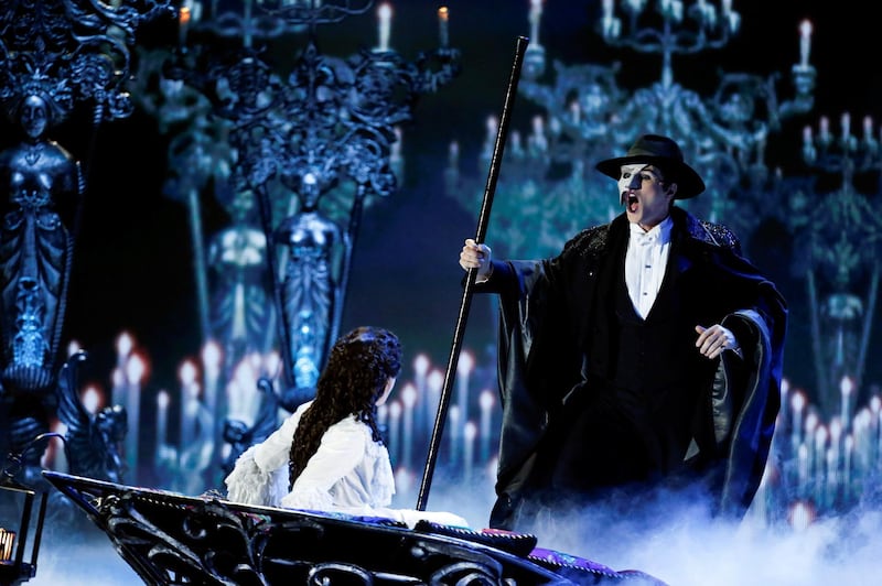 Actors Peter Joback and Samantha Hill perform a scene from the musical "The Phantom of the Opera" during the American Theatre Wing's annual Tony Awards in New York June 9, 2013.   REUTERS/Lucas Jackson (UNITED STATES - Tags: ENTERTAINMENT) (TONYS-SHOW) - GM1E96A14MZ01