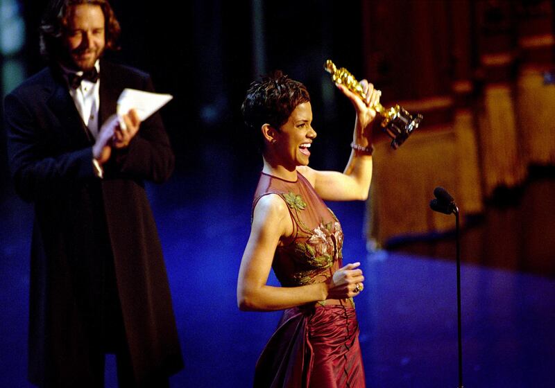 402720 238: Oscar Winner Halle Berry Winner Accepts The Best Actress Academy Award For Her Performance In The Film "Monster's Ball," While Actor Russell Crowe Applauds Her During The 74Th Annual Academy Awards March 24, 2002 At The Kodak Theater In Hollywood, Ca.  (Photo By Getty Images)