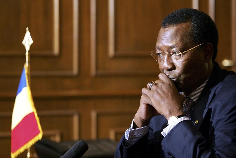 (FILES) In this file photo taken on June 30, 2004 Chadian President Idriss Deby answers to reporters in his palace of Njamena. Chad's President Idriss Deby Itno died on April 20, 2021 from wounds sustained in battle after three decades in power, the army announced.  / AFP / Thomas COEX

