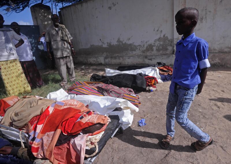 Relatives gather to look at the dead bodies of ten people including children after a raid on their farms in Bariire, some 50 km west of Mogadishu, on August 25, 2017.
Somali officials said Friday they had killed eight jihadist fighters during an overnight operation, denying claims from local elders that they had shot civilians dead, two of them children. Somali community leaders accused the troops, accompanied by US military advisors, of having killed the nine civilians in the overnight operations. An initial government statement said its troops had come under fire from jihadists while on patrol, insisting that no civilians had been killed. A later statement acknowledged that there had been civilian casualties, in what the government seemed to suggest was a separate incident. They did not say who was responsible.
 / AFP PHOTO / Mohamed ABDIWAHAB