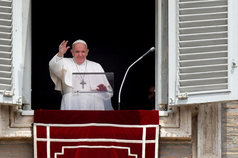 Pope Francis waves from the window of the apostolic palace overlooking St. Peter's Square on May 30, 2021 in The Vatican during the weekly Angelus prayer. / AFP / Alberto PIZZOLI
