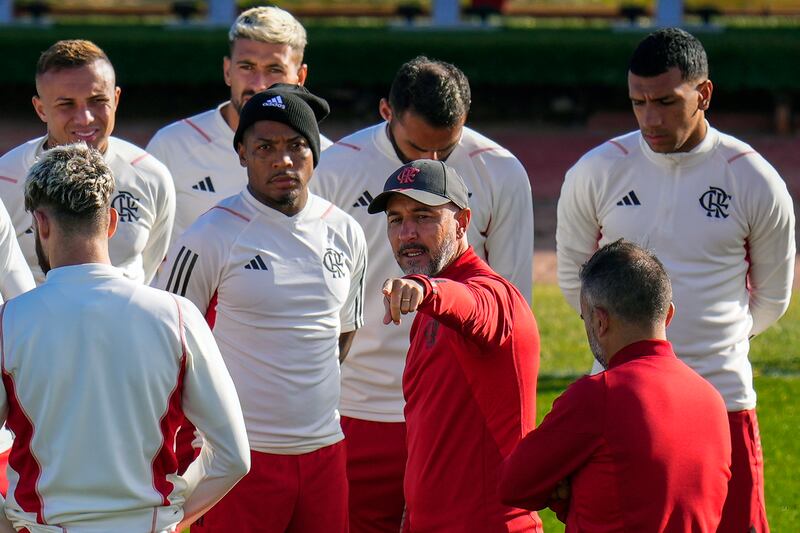 Flamengo's coach Vitor Pereira gives instructions to his players during a training session at the Prince Moulay El Hassan stadium in Rabat, Morocco, Sunday, Feb.  5, 2023.  Flamengo will play against Al Hilal in a FIFA Club World Cup semifinal next Tuesday Feb.  7.  (AP Photo / Manu Fernandez)