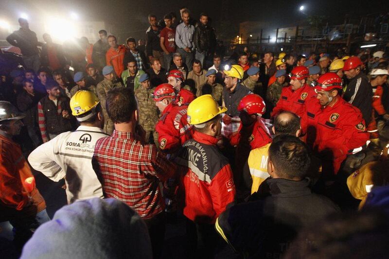 The body of a miner is carried to an ambulance in Soma, a district in Turkey's western province of Manisa May 14, 2014. An explosion and fire in the coal mine in Soma killed at least 151 miners and trapped hundreds more on Tuesday, with the death toll expected to rise in the country's worst mining accident for more than two decades. Energy Minister Taner Yildiz said 787 workers had been in the mine in Soma, around 120 km (75 miles) northeast of the Aegean coastal city of Izmir, when the blast occurred.   REUTERS/Osman Orsal (TURKEY - Tags: DISASTER ENERGY)