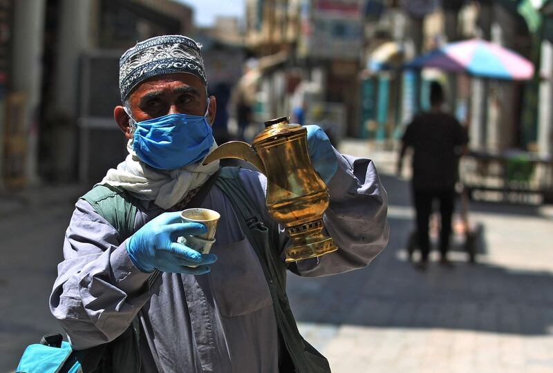 An Iraqi man sells coffee in the capital Baghdad's now deserted al-Mutanabbi street on April 17, 2020, known for its book sellers, during the novel coronavirus pandemic crisis that urged authorities to shut down social gathering places in a bid to slow its spread among the population.   / AFP / AHMAD AL-RUBAYE
