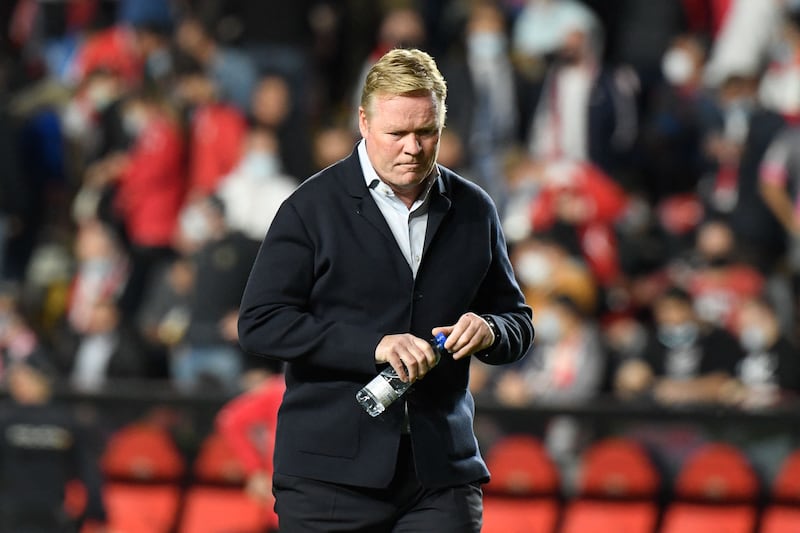 Barcelona's Dutch coach Ronald Koeman reacts during the Spanish League football match between Rayo Vallecano de Madrid and FC Barcelona at the Vallecas stadium in Madrid on October 27, 2021.  (Photo by OSCAR DEL POZO  /  AFP)
