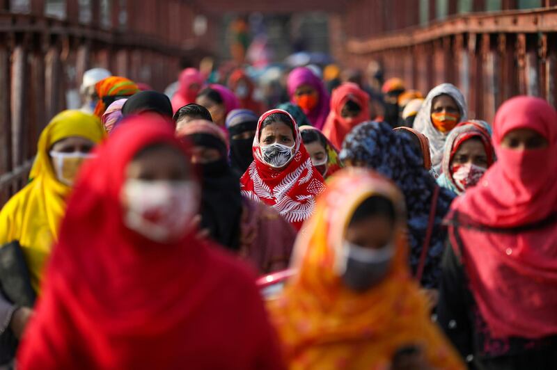 Garment workers return from a workplace as factories reopened after the government has eased the restrictions amid concerns over the coronavirus disease (COVID-19) outbreak in Dhaka, Bangladesh, May 4, 2020. REUTERS/Mohammad Ponir Hossain     TPX IMAGES OF THE DAY