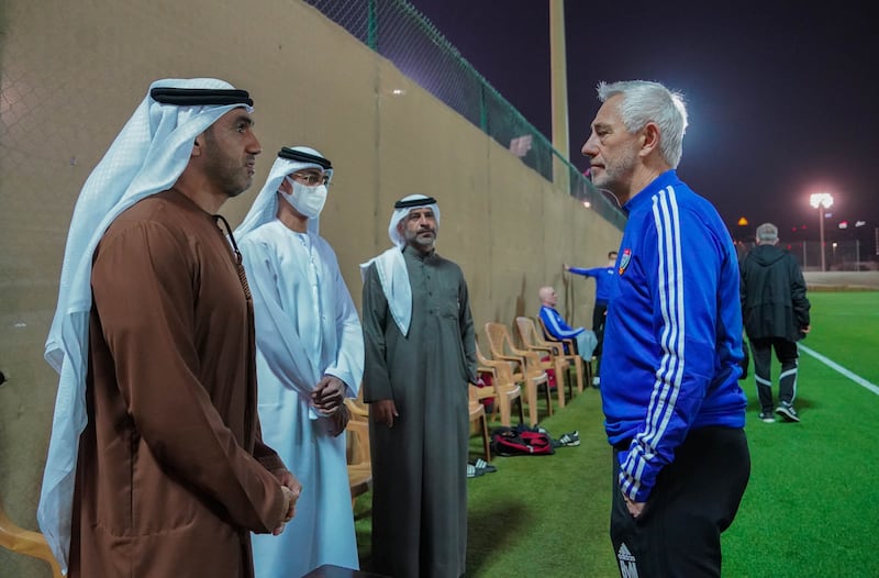Bert van Marwijk talks to Humaid Al Tayer during the national team training session. Photo: UAE FA