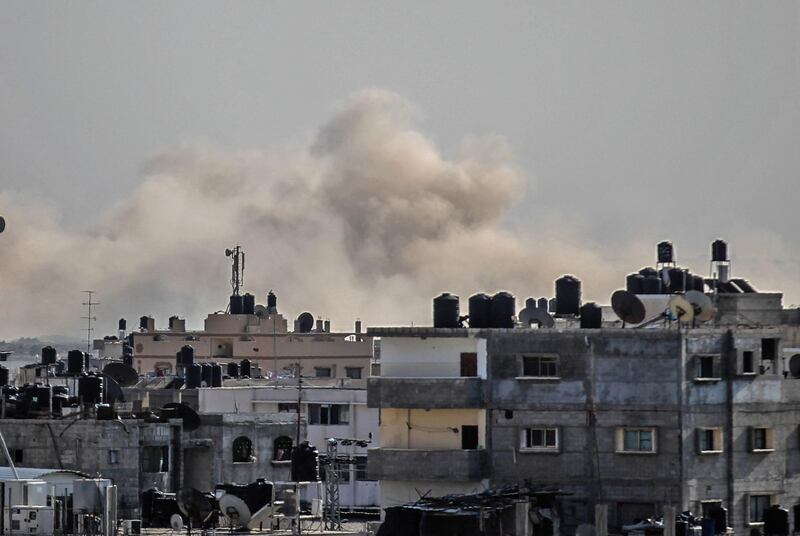 A picture taken on October 18, 2017, from Rafah in the southern Gaza Strip shows smoke billowing from Egypt's North Sinai. / AFP PHOTO / SAID KHATIB