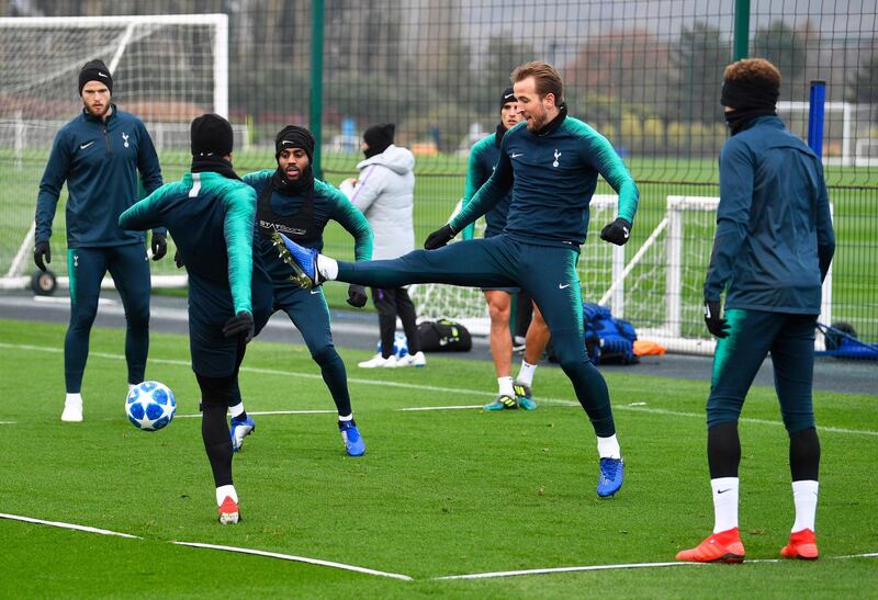epa07192636 Tottenham striker Harry Kane (C-R) and his teammates perform during their training session at the Tottenham Hotspur training ground in London, Britain, 27 November 2018. Tottenham Hotspur will face Inter Milan in their UEFA Champions League group B soccer match on 28 November 2018.  EPA/NEIL HALL