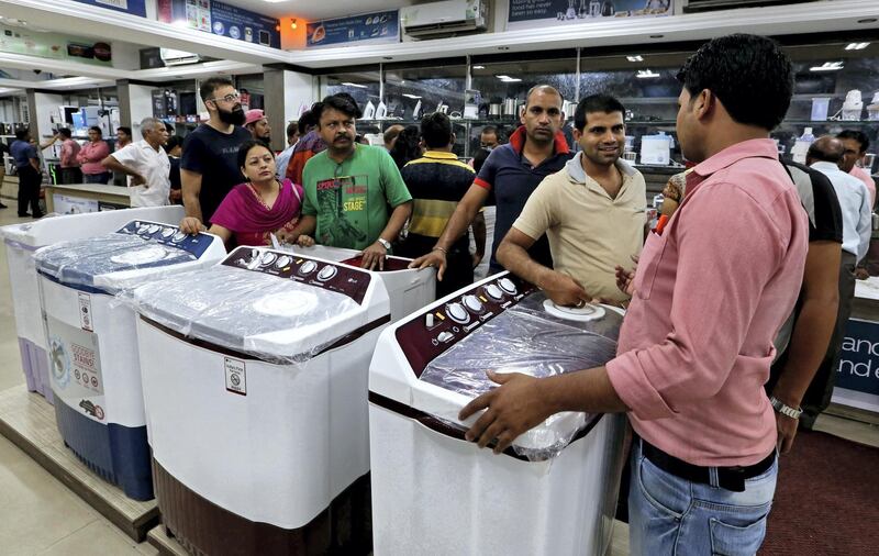 epa06058410 Indian people throng an electronics showroom to shop, in Bhopal, India, 30 June 2017. According to reports, dealers all over the country are offering huge discounts on the products before the implementation of the Goods and Services Tax (GST), nationwide from midnight of 01 July 2017.  EPA/SANJEEV GUPTA *** Local Caption *** 53617612