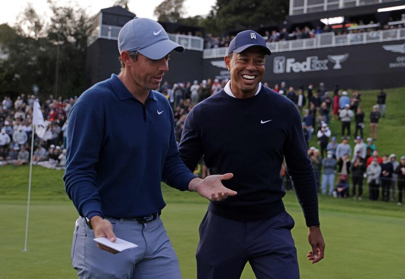 PACIFIC PALISADES, CALIFORNIA - FEBRUARY 16: Rory McIlroy of Northern Ireland (L) and Tiger Woods of the United States meet on the 18th green during the first round of the The Genesis Invitational at Riviera Country Club on February 16, 2023 in Pacific Palisades, California.    Harry How / Getty Images / AFP (Photo by Harry How  /  GETTY IMAGES NORTH AMERICA  /  Getty Images via AFP)
