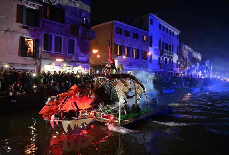 Artists perform during the 'Tutta colpa della Luna' or 'Blame the Moon' festivities down the Rio di Cannaregio, one of Venice's famed canals on February 16, 2019.  Venice began its annual Carnival festivities with a floating, night-time parade starting more than two weeks of celebrations to mark 50 years since man first walked on the moon. / AFP / Vincenzo PINTO
