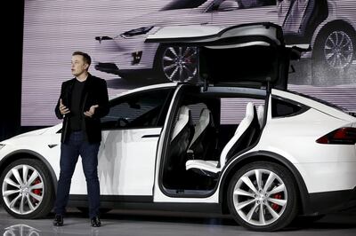 FILE PHOTO: Tesla Motors CEO Elon Musk introduces the falcon wing door on the Model X electric sports-utility vehicles during a presentation in Fremont, California September 29, 2015. Tesla Motors delivered the first of its long-awaited Model X electric sports-utility vehicles on Tuesday, a product investors are counting on to make the pioneering company profitable after years of losses. REUTERS/Stephen Lam/File Photo