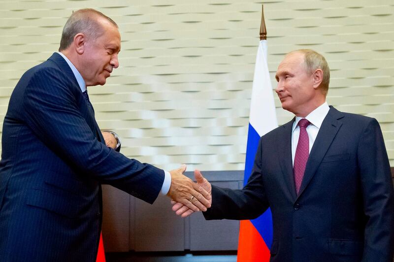 TOPSHOT - Russian President Vladimir Putin (R) shakes hands with Turkish President Recep Tayyip Erdogan during their meeting in the Bocharov Ruchei residence in the Black Sea resort of Sochi in Sochi on September 17, 2018.  The leaders of the two countries that are on opposite sides of the conflict but key global allies will discuss the situation in Idlib at Putin's residence in the Black Sea resort city of Sochi. / AFP / SPUTNIK / Alexander Zemlianichenko

