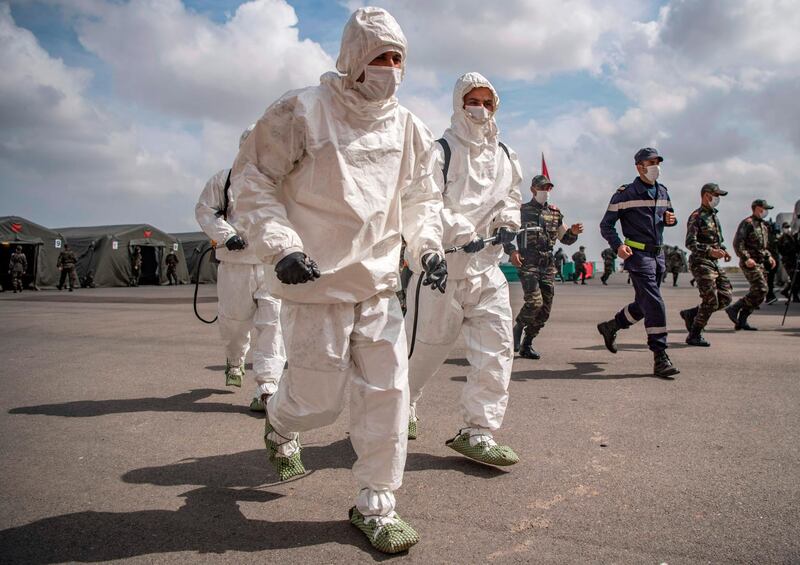 Members of the medical staff at Moroccos's military field hospital in the region of Benslimane take positions as they remain on stand-by amid the novel coronavirus pandemic crisis, on April 17, 2020. / AFP / FADEL SENNA
