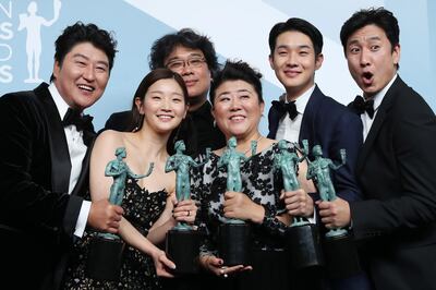 epa08143361 Director Bong Joon-ho (C) pose with his cast with the SAG Award for Outstanding performance by a cast in a motion picture in 'Parasite' at the press room during the 26th annual Screen Actors Guild Awards ceremony at the Shrine Auditorium in Los Angeles, California, USA, 19 January 2020.  EPA/DAVID SWANSON *** Local Caption *** 54940772