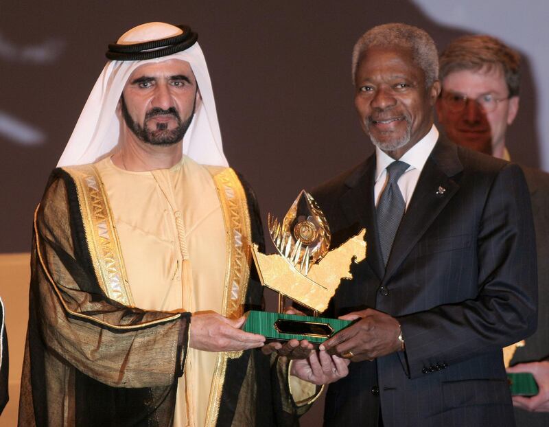 Vice President and Prime Minister of the UAE Sheikh Mohammed bin Rashid al-Maktoum (L) presents United Nations Secretary General Kofi Annan with the Zayed International Prize for the Environment in Dubai 06 February 2006.  AFP PHOTO/Nasser YUNES (Photo by NASSER YOUNES / AFP)