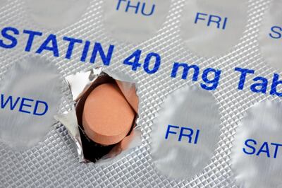 PPKDJA A statin tablet emerging from  a  marked weekly blister pack. Alamy