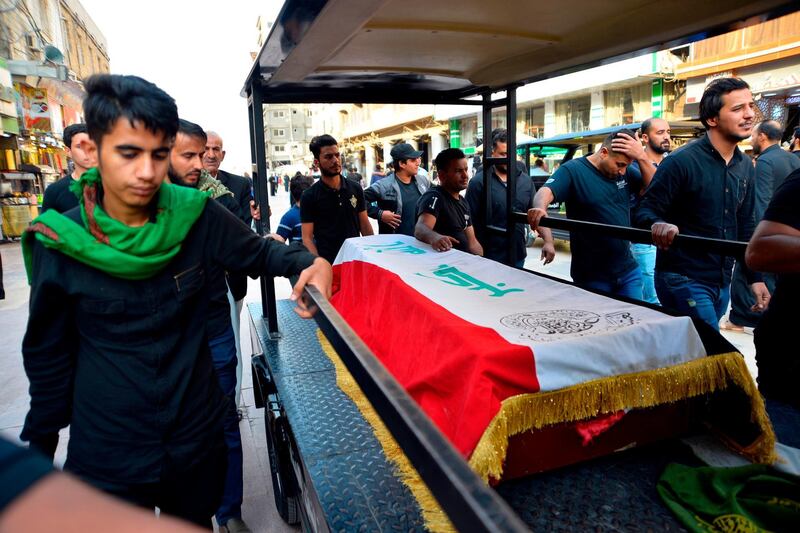 Iraqis accompany the coffin of a protester killed during anti-government demonstrations in the capital Baghdad, at his funeral in the central holy city of Najaf on November 12, 2019. At least 18 protesters have been killed since October 9, as Iraqi security forces have cracked down on demonstrators, forcibly clearing streets and squares in Baghdad, in the port hub of Basra, and the southern city of Nasiriyah where four protesters were shot dead two days ago. / AFP / Haidar HAMDANI
