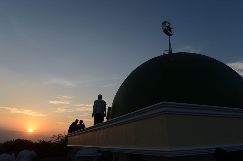 Indonesian Muslims prepare to sight the new moon from the rooftop of the Al-Hidayah Basmol mosque in Jakarta on July 8, 2013 in preparation for the beginning of the Muslim holy fasting month of Ramadan. The start of the holy month of Ramadan, when the faithful abstain from eating from dawn to sunset, is determined by the sighting of the new moon. AFP PHOTO / ROMEO GACAD
 *** Local Caption ***  516225-01-08.jpg