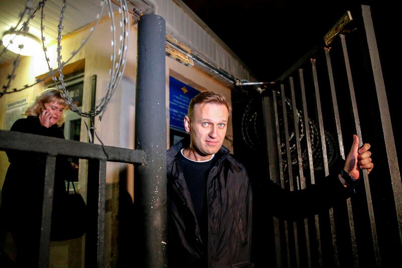 (FILES) This file photo taken on September 29, 2017 shows Russian opposition leader Alexei Navalny leaving a police station in Moscow.
Russian opposition leader Alexei Navalny is set to walk free on October 22, 2017 after a 20-day jail term for organising protests against President Vladimir Putin. / AFP PHOTO / Maxim ZMEYEV