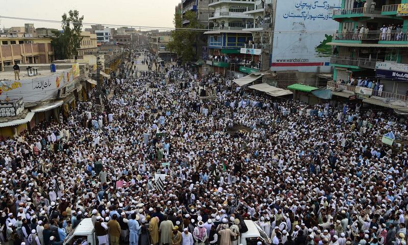 Supporters of Pakistan's religious hardline party Jamiat Ulema Islam (JUI) march during a protest rally following the Supreme Court's decision to acquit Pakistani Christian woman Asia Bibi of blasphemy, in Peshawar on November 2, 2018. Pakistan's powerful military warned on November 2 its patience had been thoroughly tested after being threatened by Islamist hardliners enraged by the acquittal of a Christian woman for blasphemy, as the country braced for more mass protests. / AFP / ABDUL MAJEED
