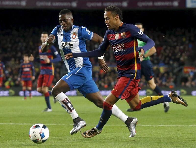 Barcelona’s Neymar (R) vies for the ball against Espanyol’s Pape Diop.  REUTERS/Albert Gea