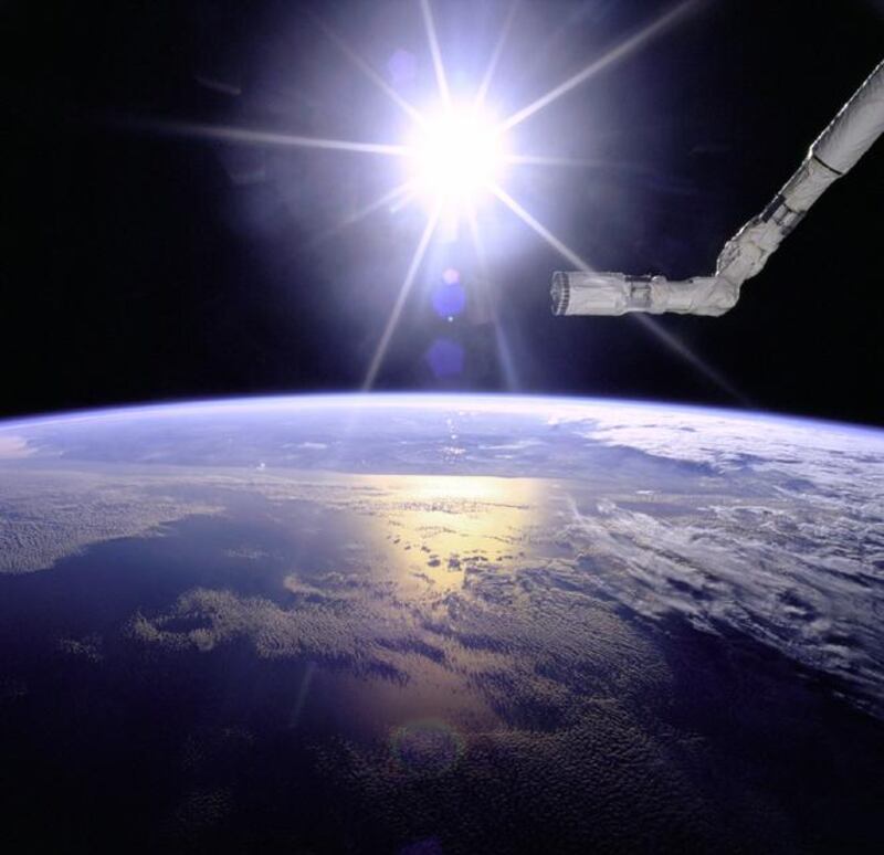 06/01/1996TitleRobot Arm Over Earth with SunburstFull DescriptionView of the Remote Manipulator System (RMS) end effector over an Earth limb with a solar starburst pattern behind it.KeywordsSTS-77 Endeavour Remote Manipulator System RMS Canada Arm 