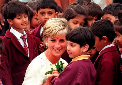 epa01100331 A picture dated 06 June 1997 shows Diana, Princess of Wales meeting children during her visit to the Hindu temple Neasden, north London, Britain. 31 August 2007 marks the 10th anniversary since Princess Diana's death when she was killed in a car accident in Paris.  EPA/GERRY PENNY