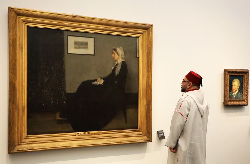 King Mohammed VI takes a closer look at "Whistler's Mother" by James Abbott McNeill Whistler. Ludovic Marin / AFP Photo